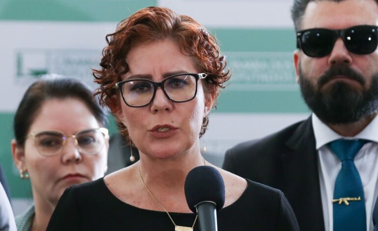 camara-autoriza-licenca-de-127-dias-a-deputada-carla-zambelli