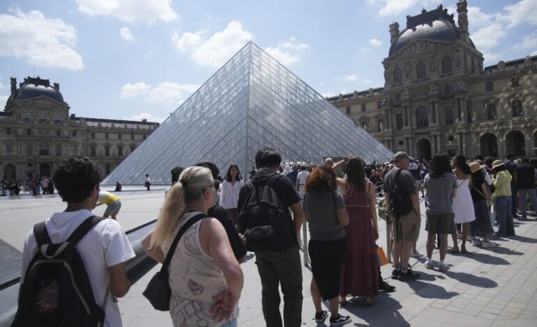 turismo-em-massa:-louvre-fecha-com-funcionarios-em-greve
