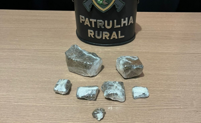 homem-e-preso-por-suspeita-de-trafico-apos-gambiarra-em-porta-de-carro-chamar-atencao-da-policia