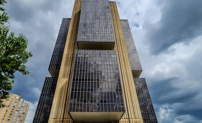 juros-do-cartao-de-credito-sobem-a-449,9%-ao-ano