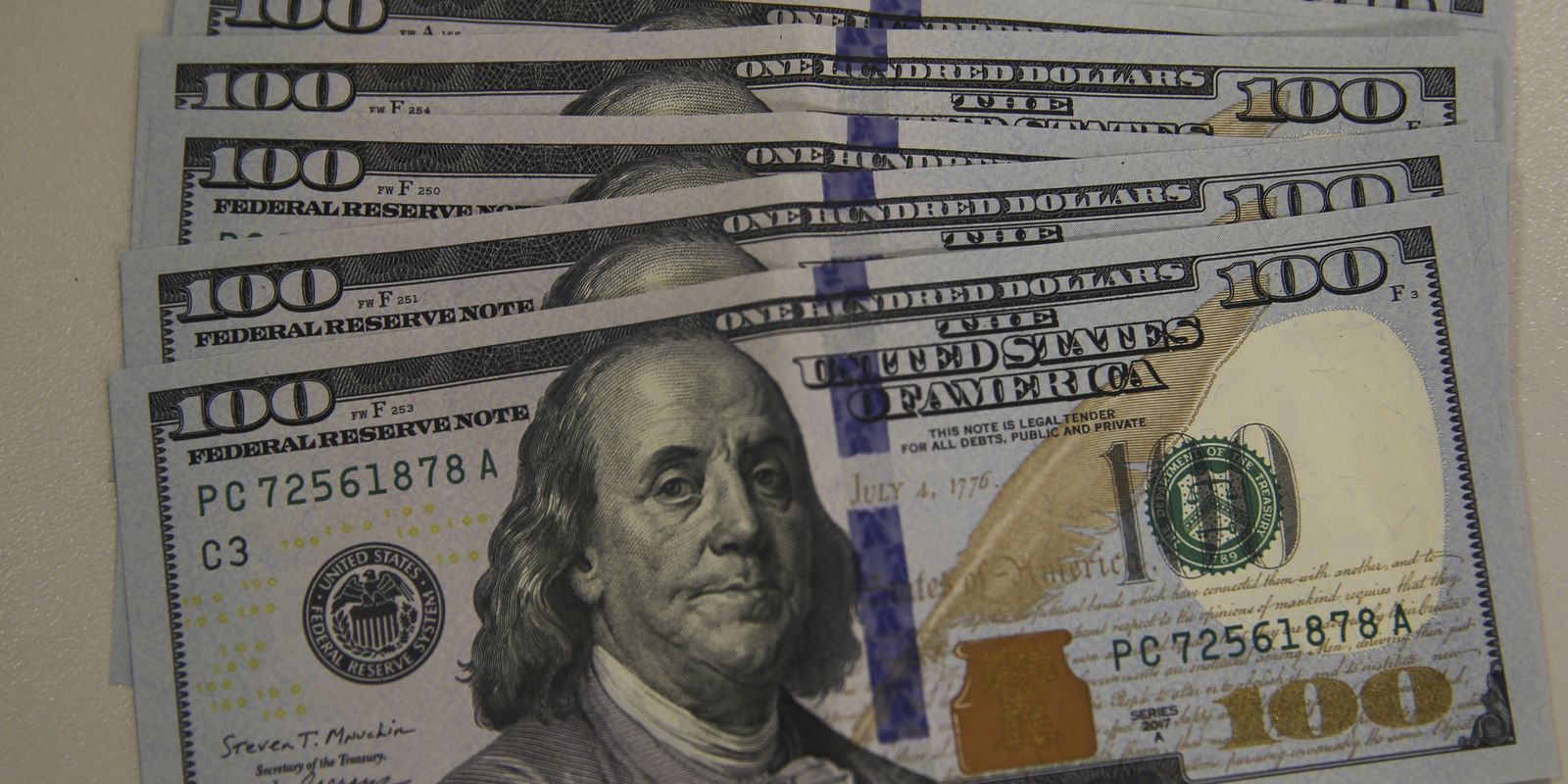 Dólar cai para R$ 5,48 na contramão do mercado externo