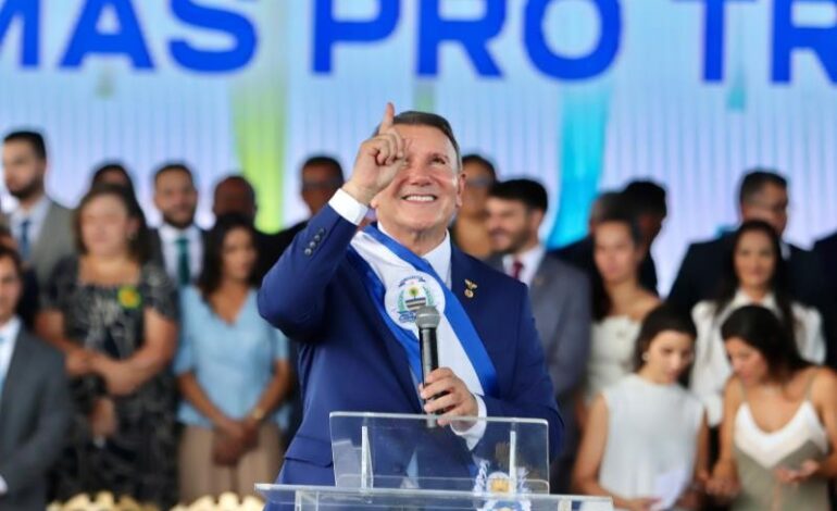 Frigobar, banheiro e televisão: como é a cela do prefeito de Palmas