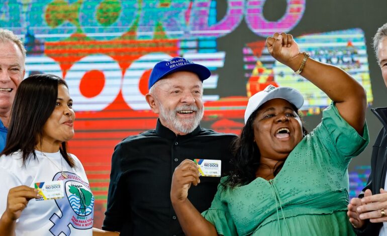 Lula anuncia R$ 3,7 bi para atingidos por lama da barragem em Mariana