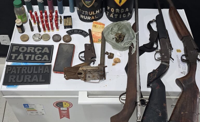 homem-e-preso-apos-policia-encontrar-espingardas,-municoes-e-drogas-em-casa