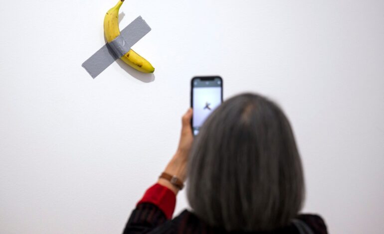 visitante-come-banana-de-obra-de-arte-de-us$-6-milhoes-em-museu-na-franca