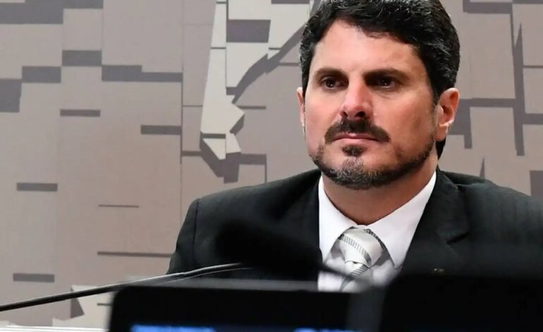 senador-marcos-do-val-e-levado-para-colocar-tornozeleira-eletronica