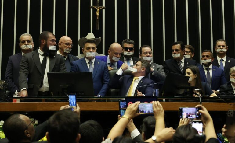 oposicao-ocupa-plenarios-por-anistia-a-8/1-e-impeachment-de-moraes