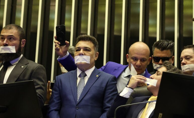 oposicao-pernoita-nos-plenarios-do-congresso-para-impedir-trabalhos