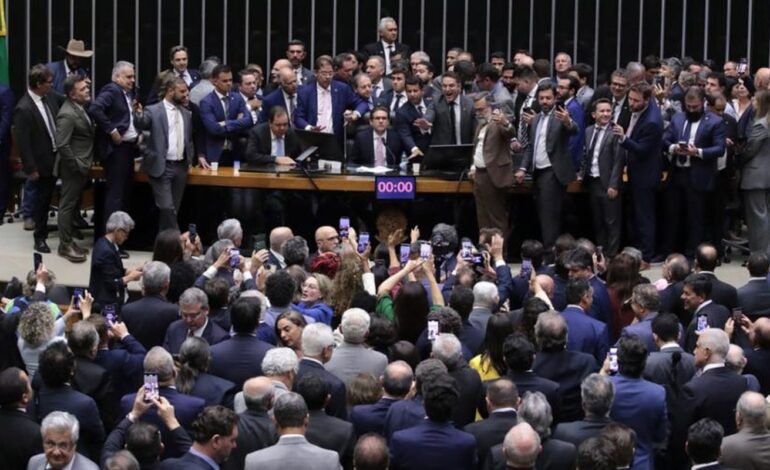 Após obstrução de Plenário, Hugo Motta abre sessão e pede respeito