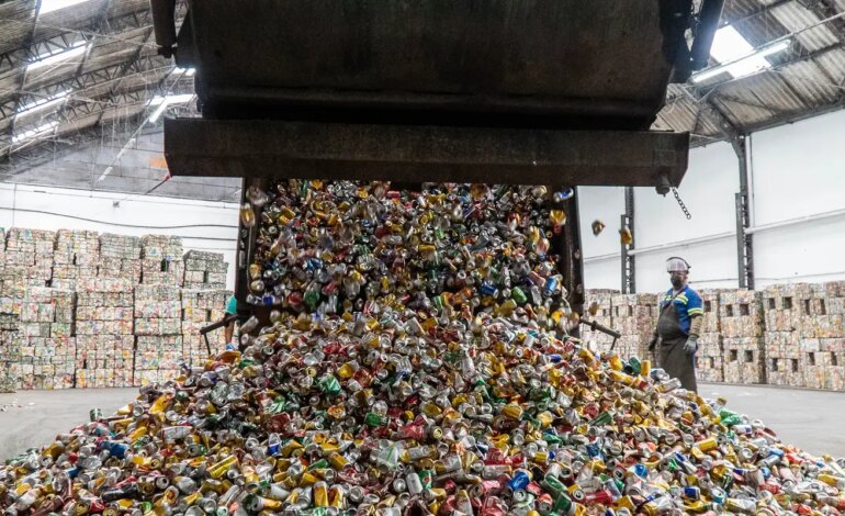 brasil-reciclou-97,3%-das-latinhas-de-aluminio-em-2024