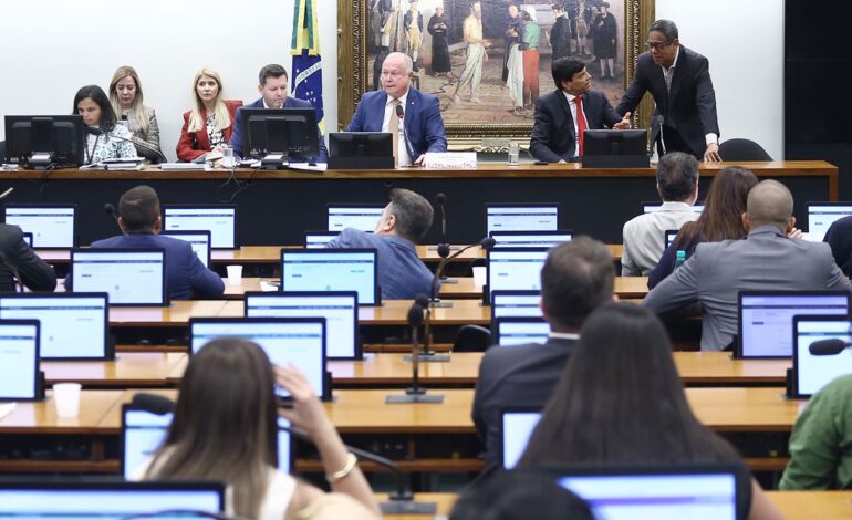 ccj-aprova-aumento-de-pena-para-aliciamento-de-criancas-na-internet