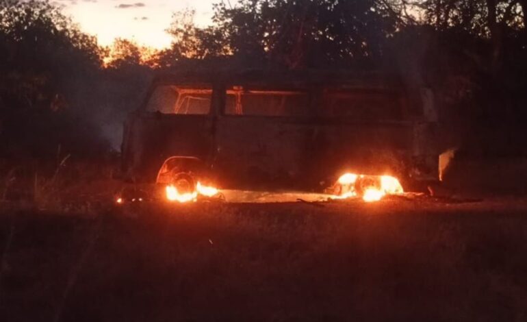 video:-kombi-escolar-pega-fogo-enquanto-transportava-alunos-da-zona-rural