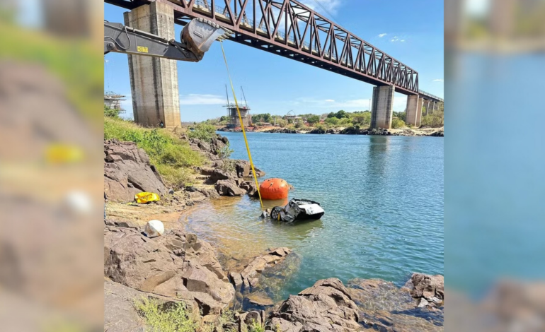 caminhonete-que-caiu-com-ponte-entre-to-e-ma-e-retirada-do-fundo-do-rio