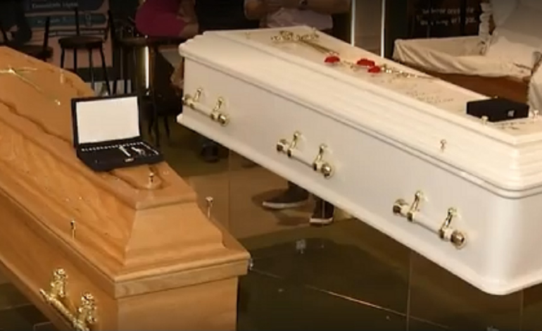 urnas-luxuosas-e-chuva-de-petalas:-evento-destaca-novidades-do-setor-funerario