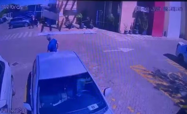 estrutura-usada-em-reforma-de-hospital-cai-na-cabeca-de-advogado;-veja-video