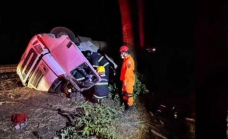 motorista-morre-preso-as-ferragens-apos-caminhao-tombar-na-br-153