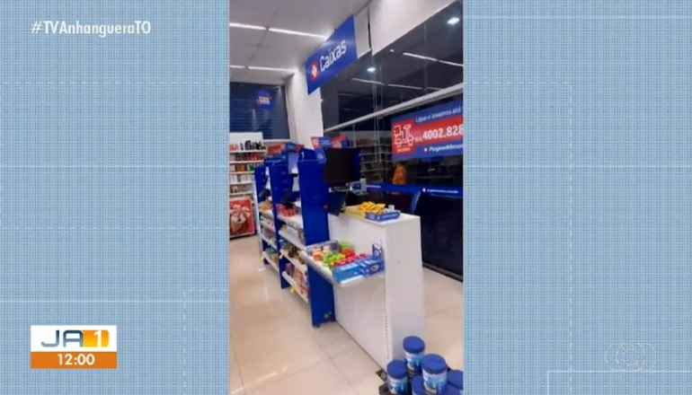 bombeiros-quebram-porta-para-resgatar-clientes-trancados-dentro-de-farmacia