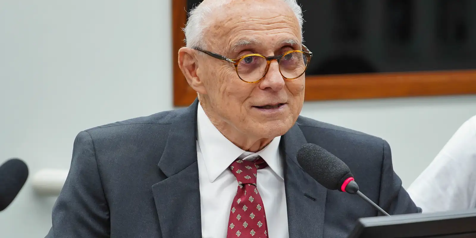 Suplicy passa mal e é internado em Niterói