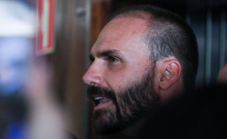Eduardo Bolsonaro pede a Hugo Motta para exercer mandato dos EUA