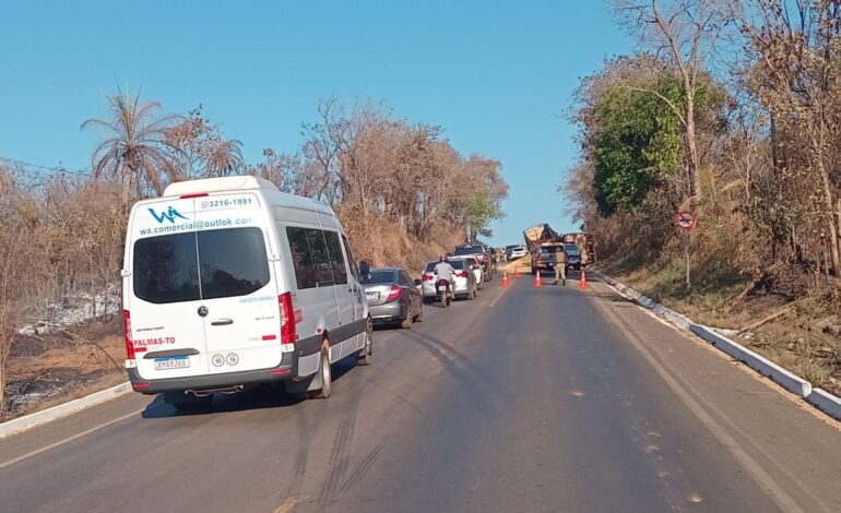 to-080-e-parcialmente-interditada-apos-caminhao-tombar-na-pista