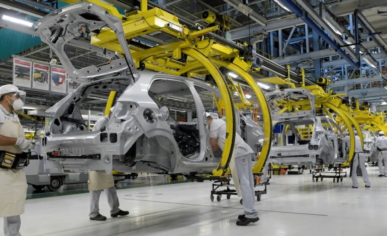 producao-industrial-recua-0,2%-em-julho-e-acumula-efeitos-do-juro-alto