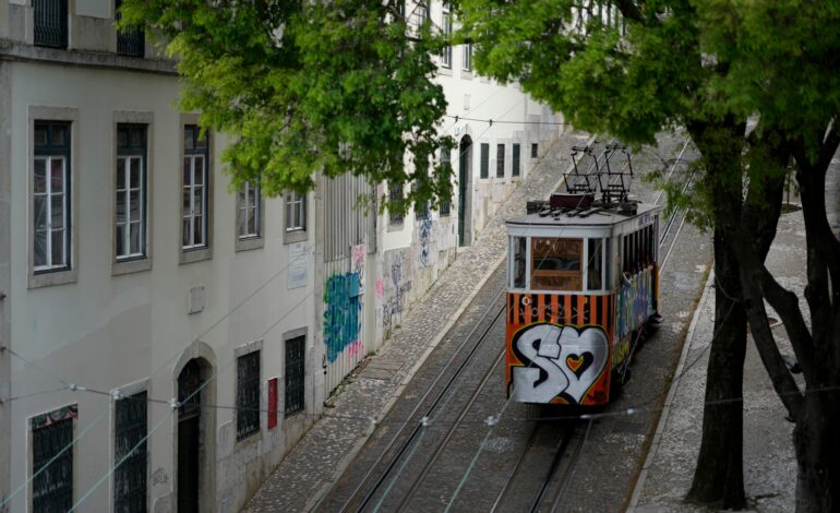 elevador-da-gloria:-bondinho-que-descarrilou-e-cartao-postal-de-lisboa