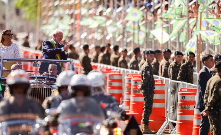 lula-e-ministros-acompanham-desfile;-publico-entoa-“sem-anistia”