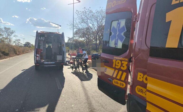 motociclista-tem-perna-amputada-apos-perder-o-controle-de-moto-e-bater-em-barreira-de-protecao