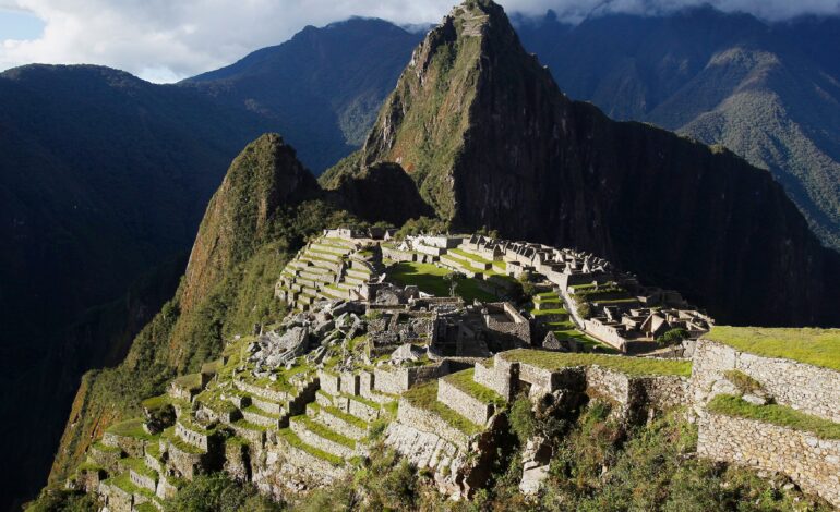 machu-picchu:-900-turistas-ficaram-presos-na-cidade-inca-apos-servico-de-trem-ser-suspenso