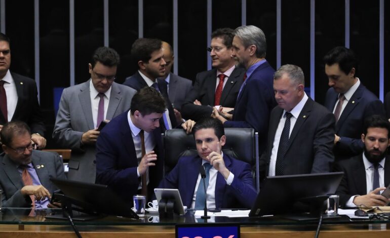 pec-da-blindagem-e-aprovada-por-deputados-e-vai-ao-senado 