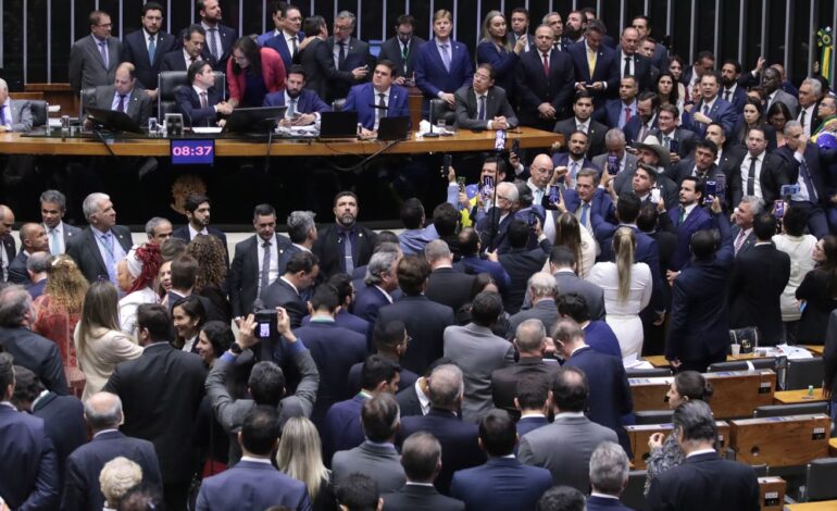 camara-aprova-urgencia-para-projeto-de-anistia-a-golpistas