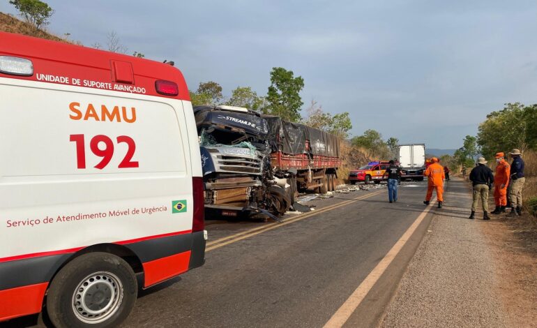 acidente-entre-caminhoes-deixa-motorista-morto-e-outro-ferido-na-to-010