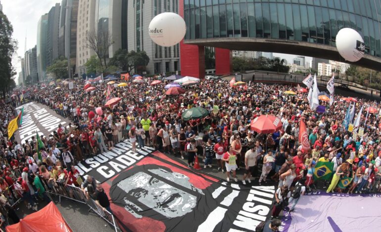 em-todo-pais,-milhares-protestam-contra-anistia-e-pec-da-blindagem