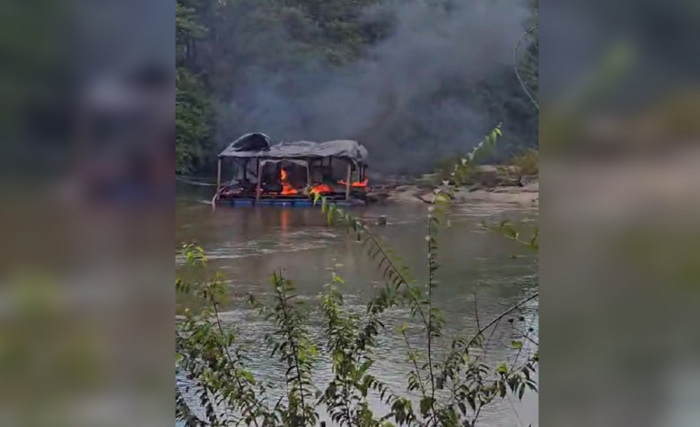 policia-prende-suspeitos-e-destroi-balsa-usada-no-garimpo-ilegal-em-rio-do-to