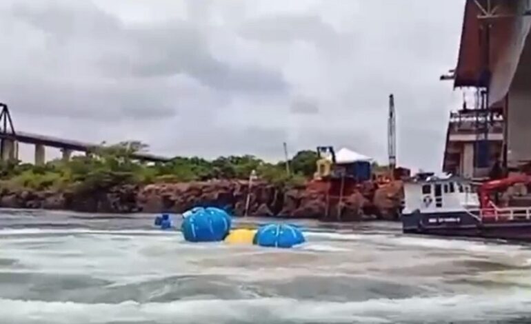 caminhao-que-afundou-apos-queda-de-ponte-entre-to-e-ma-e-icado-com-baloes;-video