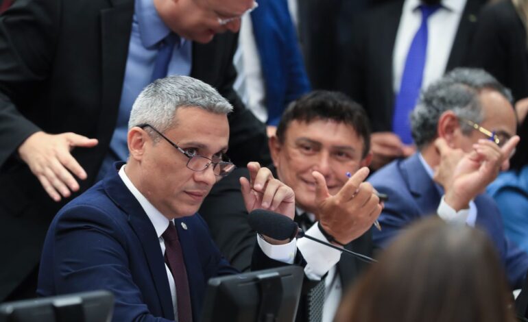 camara-aprova-suspensao-de-acao-no-stf-contra-gustavo-gayer