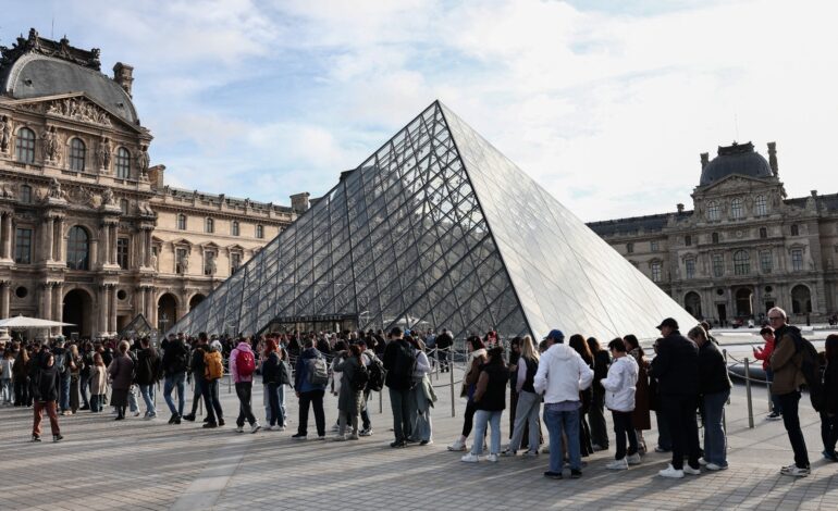 roubo-de-joias:-louvre-reabre-apos-crime-de-r$-550-milhoes