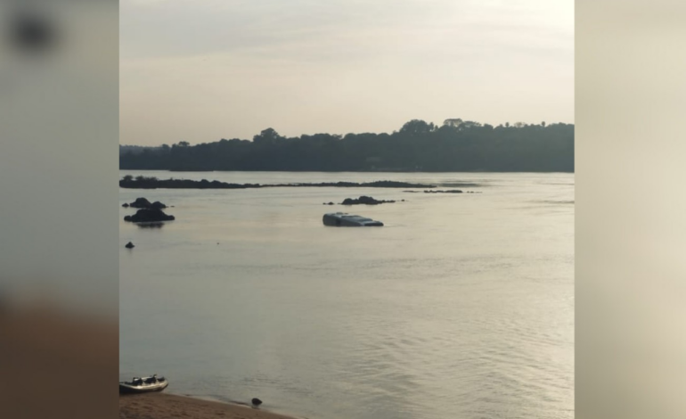 motorista-morre-apos-onibus-de-turismo-cair-no-rio-tocantins-ao-entrar-em-balsa