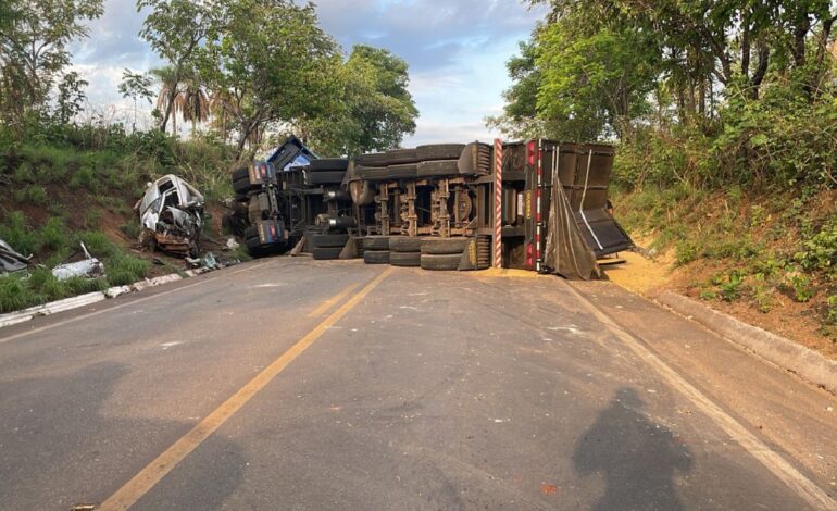 homem-morre-em-acidente-entre-carro-e-caminhao;-trecho-da-to-080-e-interditado