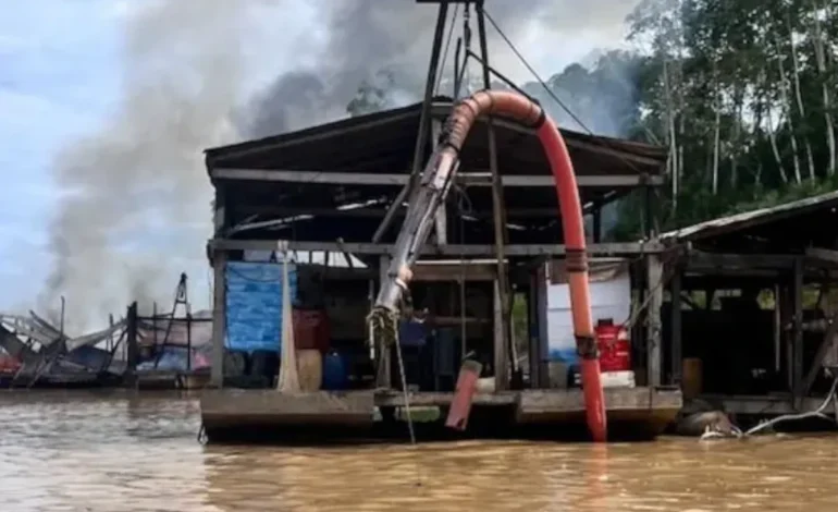 pf-e-ibama-destroem-balsas-do-garimpo-ilegal-no-rio-madeira-–-climainfo