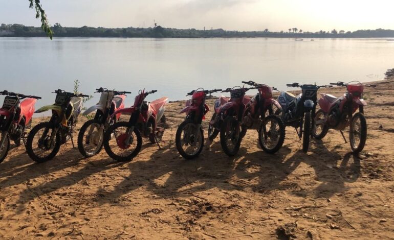 motos-e-equipamentos-sao-retirados-do-rio-apos-embarcacao-naufragar