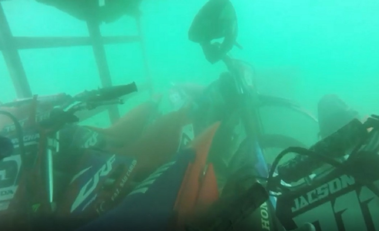 video-mostra-motos-de-trilheiros-dentro-de-balsa-que-naufragou-em-rio