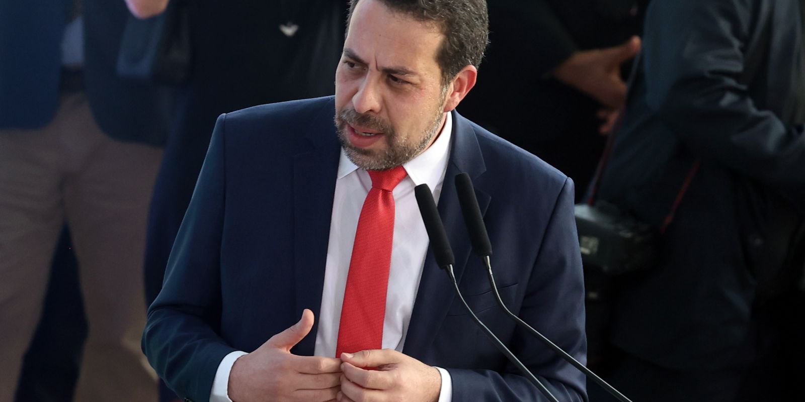 “Cabeça do crime organizado não está no barraco da favela”, diz Boulos
