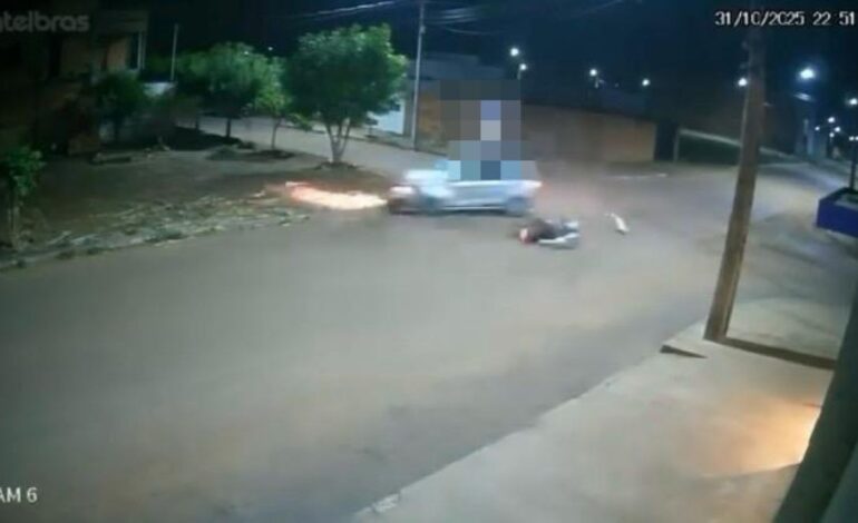 adolescente-e-arremessado-e-morre-apos-acidente-entre-moto-e-carro