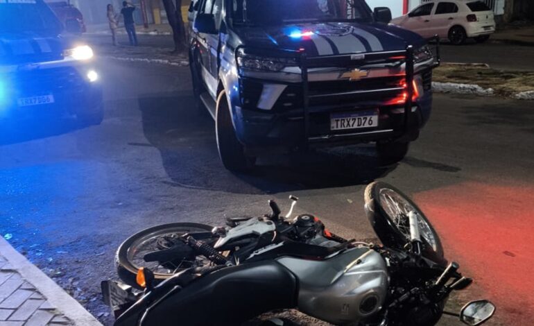 motociclista-e-preso-apos-sair-de-bar,-empinar-moto-e-bater-em-viatura