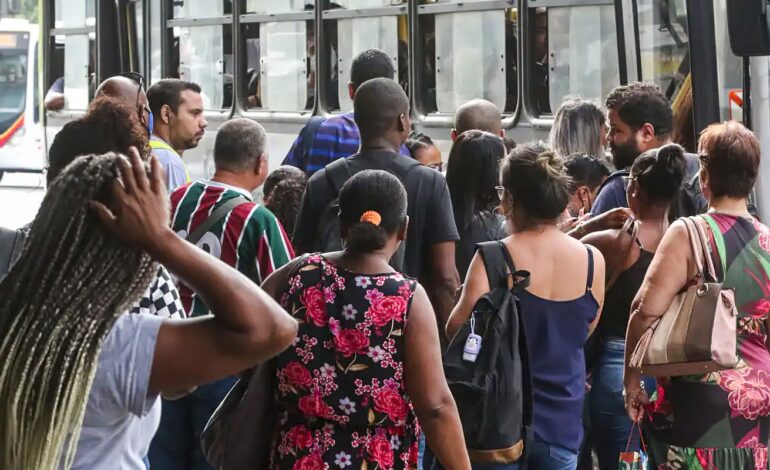 numero-dos-que-procuram-emprego-ha-mais-de-2-anos-cai-17,8%,-diz-ibge