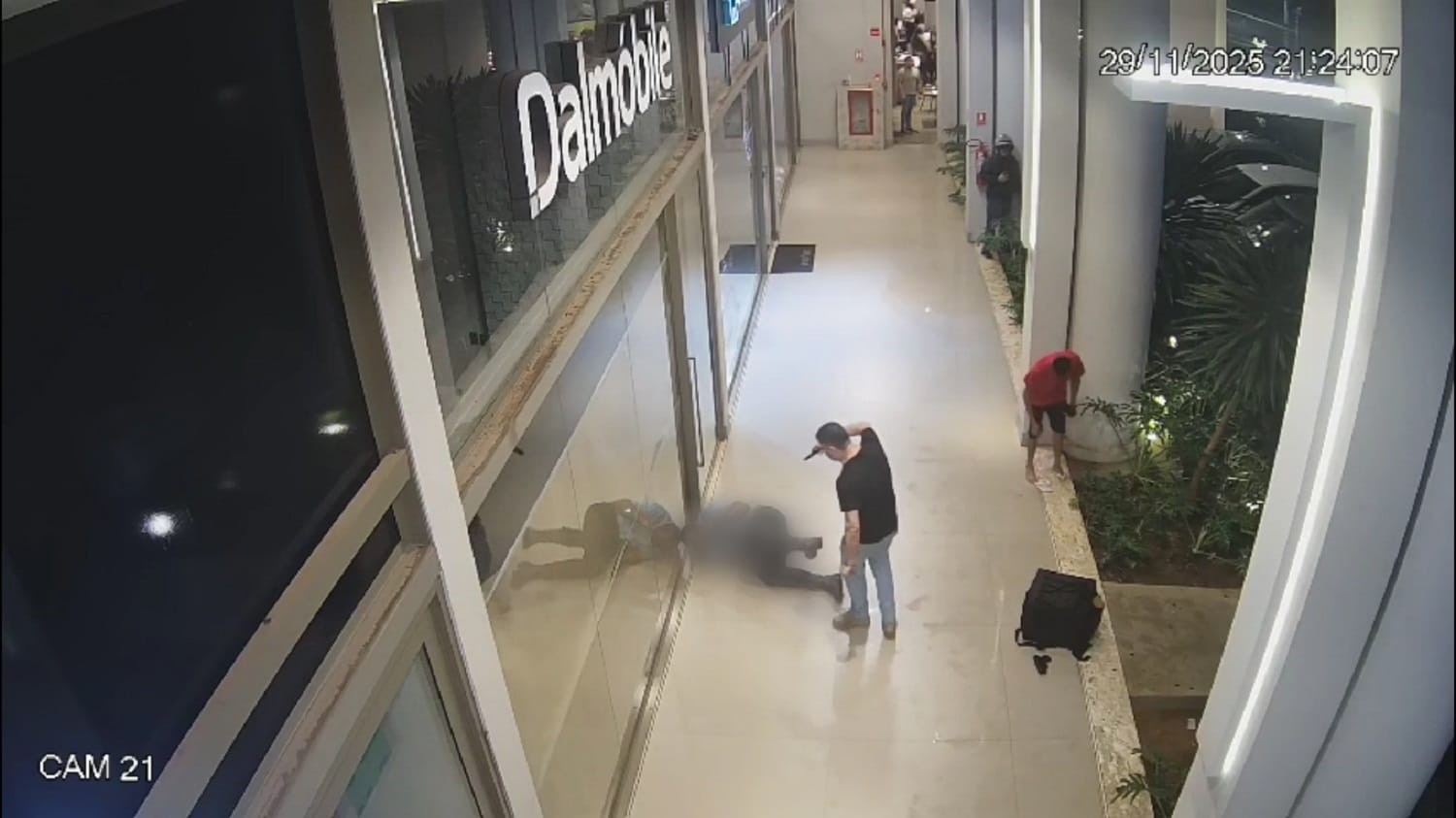 Vídeo mostra dono de carro de luxo atirando em vigilante de shopping | G1