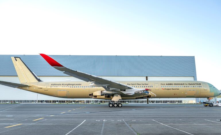 Avião que fará voo mais longo do mundo tem quarto, cama e TV de 32