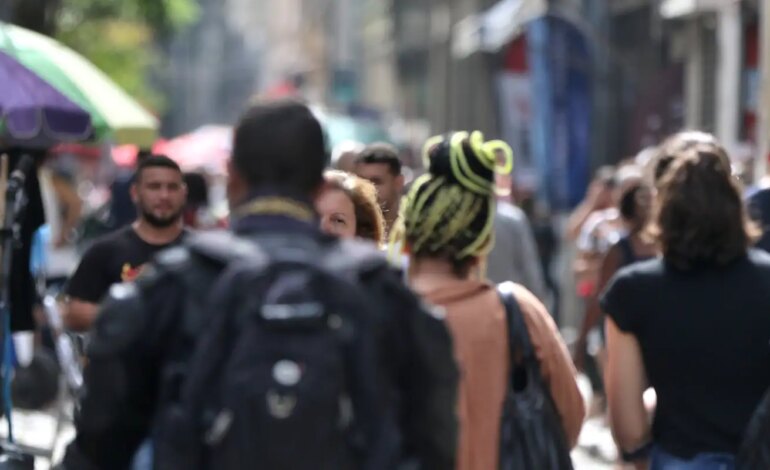 diretores-e-gerentes-negros-ganham-34%-menos-que-brancos,-revela-ibge