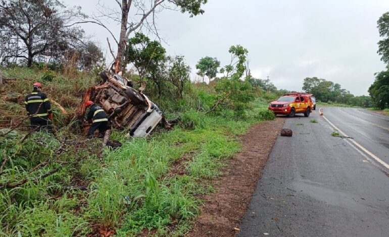motorista-morre-apos-sair-da-pista-em-curva-na-br-153-e-capotar-|-g1